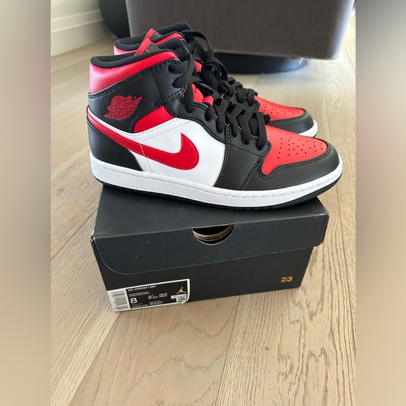 NEW - Nike Jordan Sneakers - Mens size 8 - Picture 2 of 5